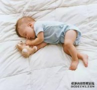 冬天的这种睡眠姿势会让孩子感到凉爽