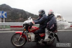 它太冷了，为什么他们选择骑摩托车回