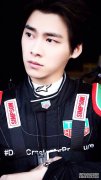 李一峰终于到了机场，穿着一件非常古