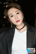 西班牙女王喜欢戴垫肩，气场强壮而高