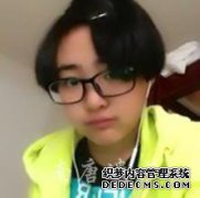金弗的19岁女儿就在附近，没有头带女神