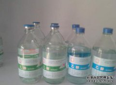 我可以使用什么方法清洁胶粘剂？