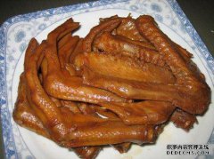 如何制作自制的鸭炖指甲很容易吃，就
