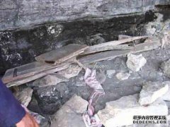 悬吊的墓葬如何在悬崖上放置重光束？