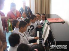 万杰朝阳学校：熟练地旋转花绳