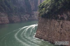 在春季和冬季，绿色湖泊和绿色水池的