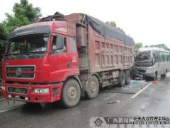 卡车头泰安东平完全变形。驾驶员受轻