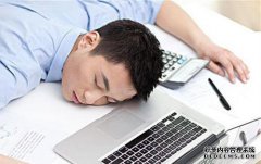 在桌子上睡觉有害吗？